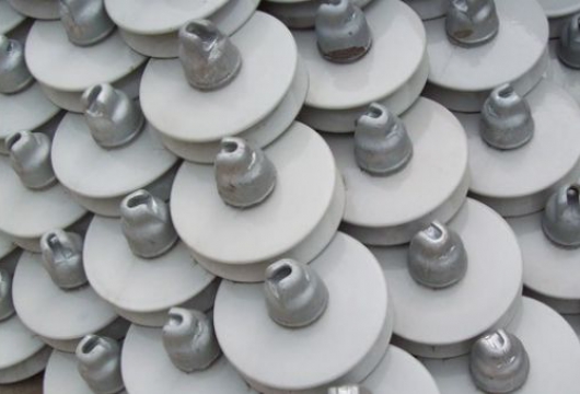 防污瓷绝缘子还适合于干旱、少雨和风沙多场合